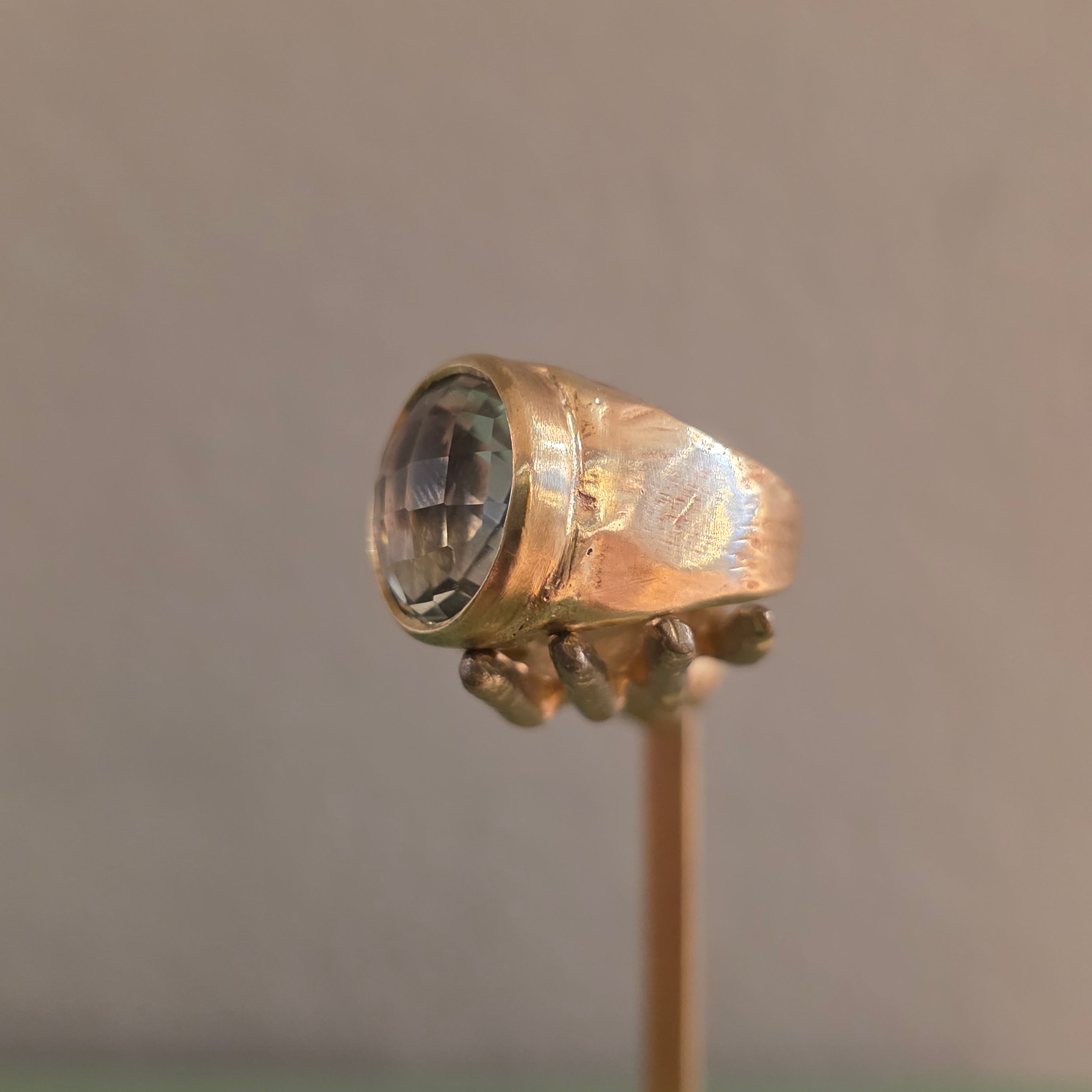 Anello in bronzo giallo e ametista verde