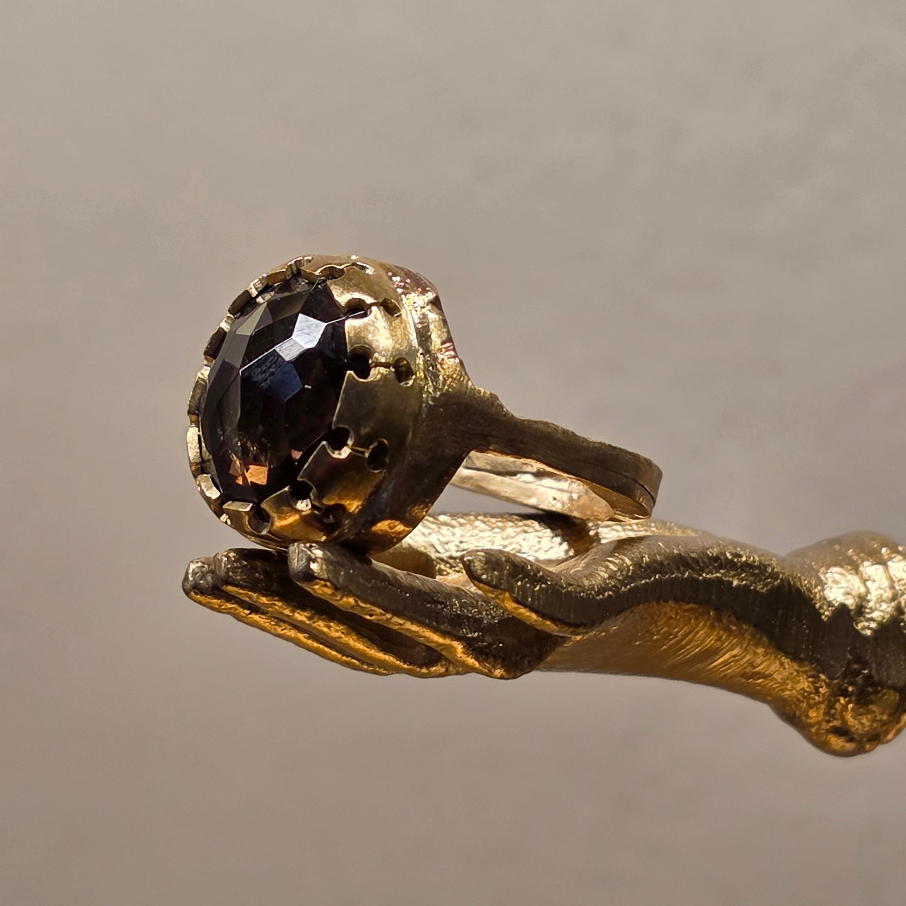 Anello in bronzo giallo e quarzo fumè.