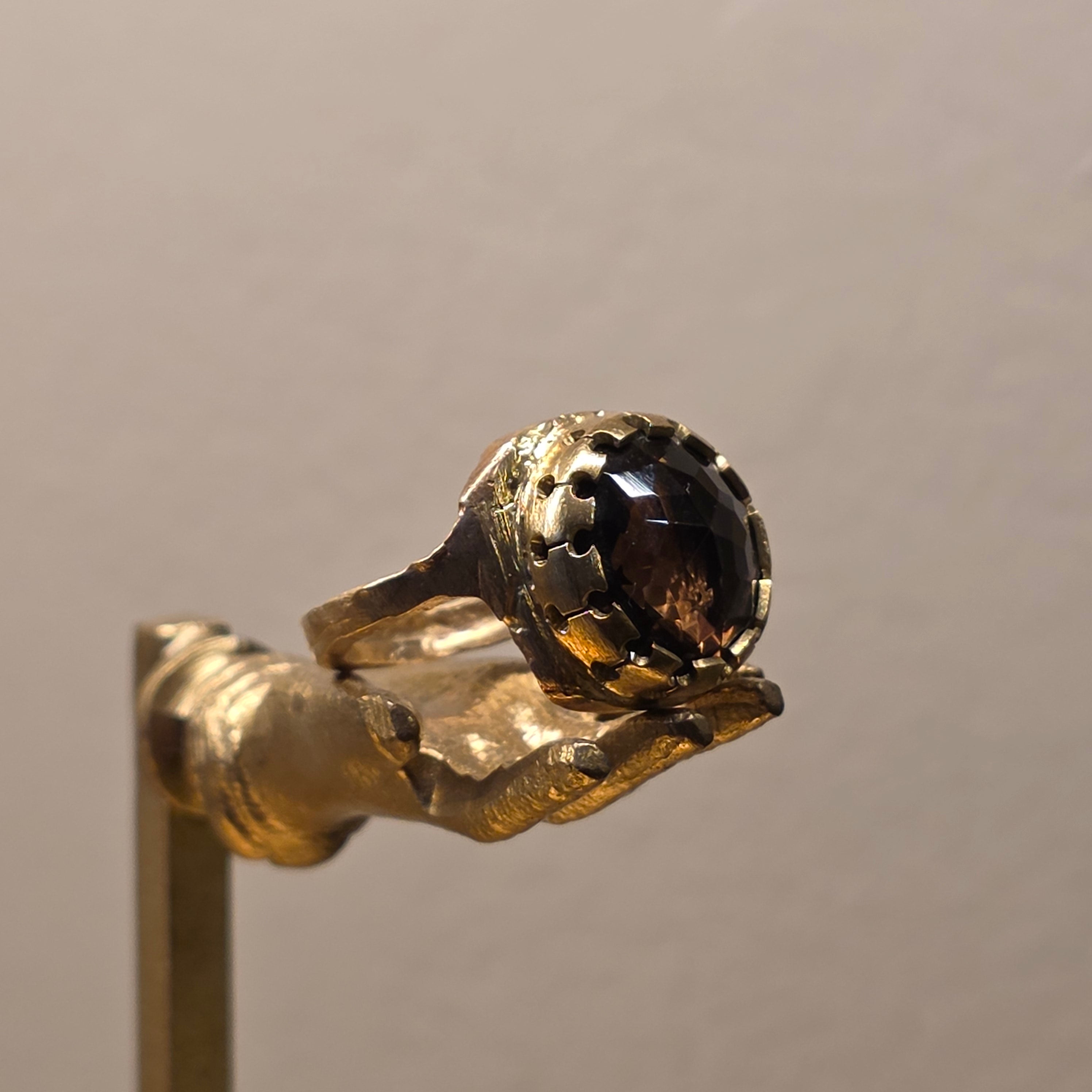 Anello in bronzo giallo e quarzo fumè.