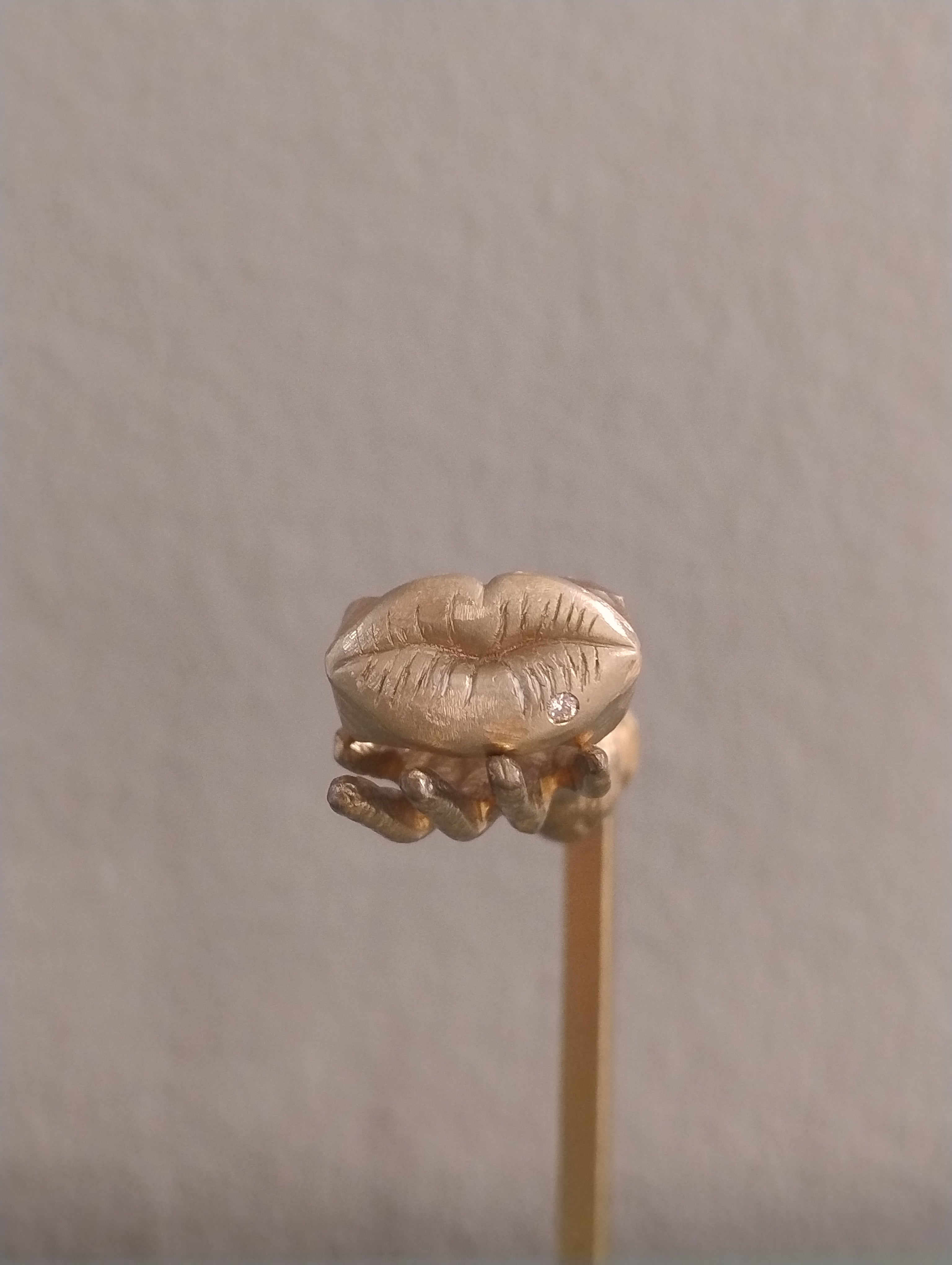 Anello "Kiss me" in bronzo giallo