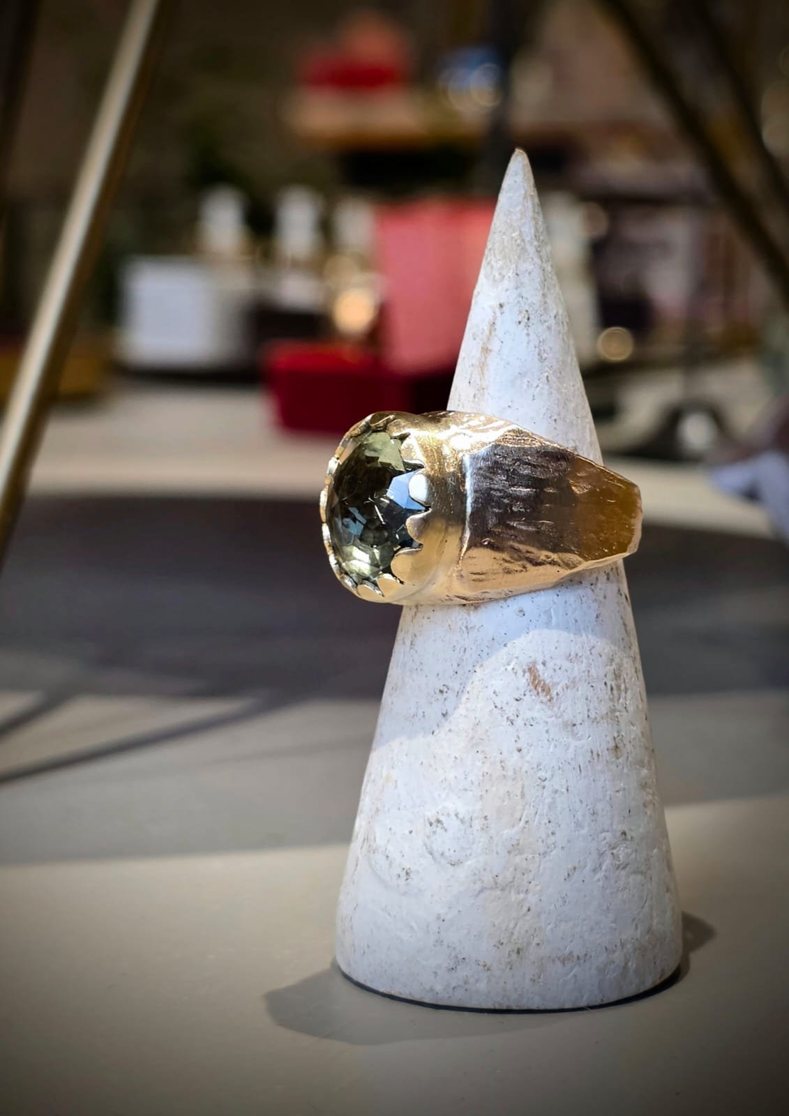 Anello "Light" in bronzo giallo con ametista verde