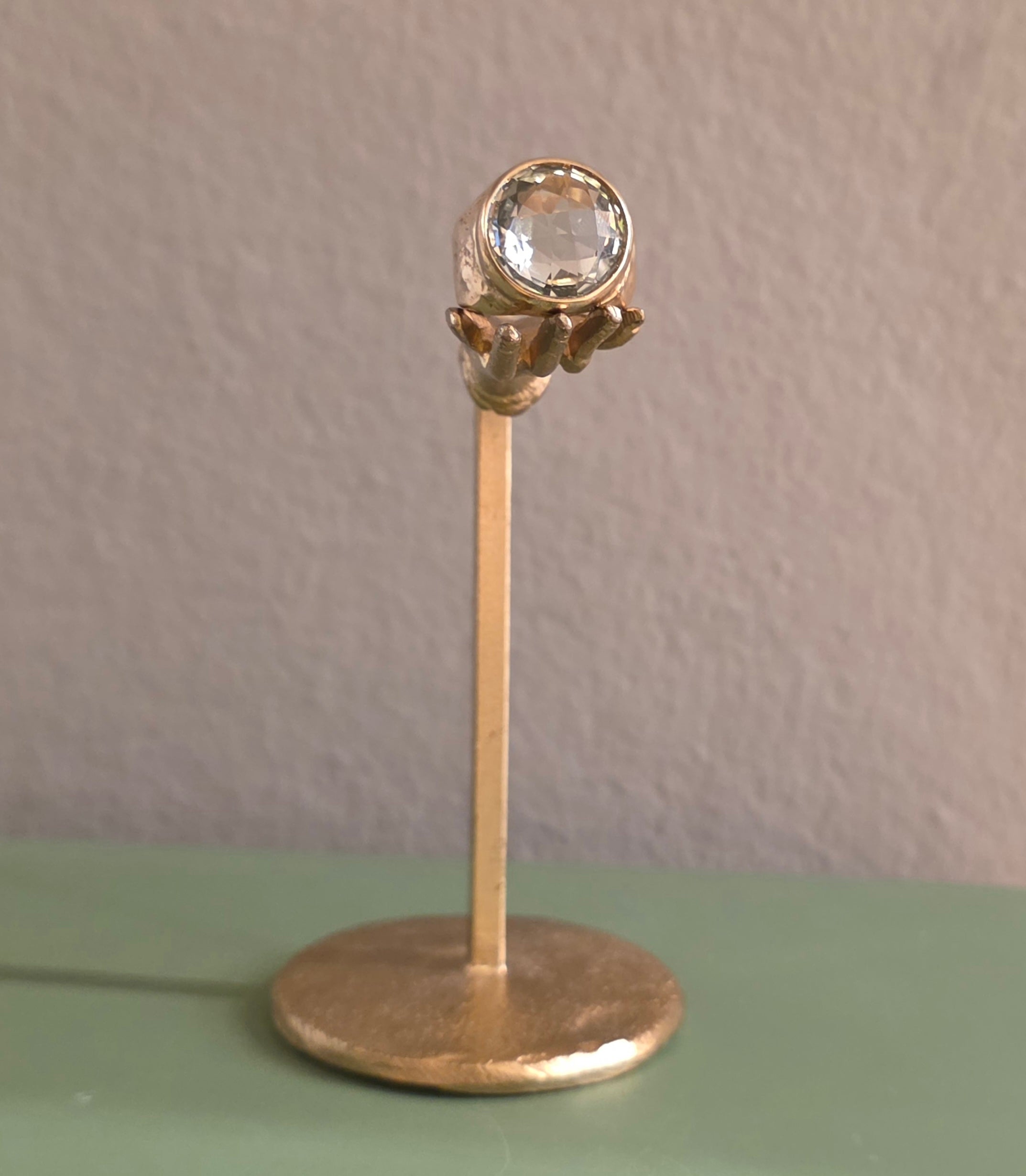 Anello in bronzo giallo e ametista verde