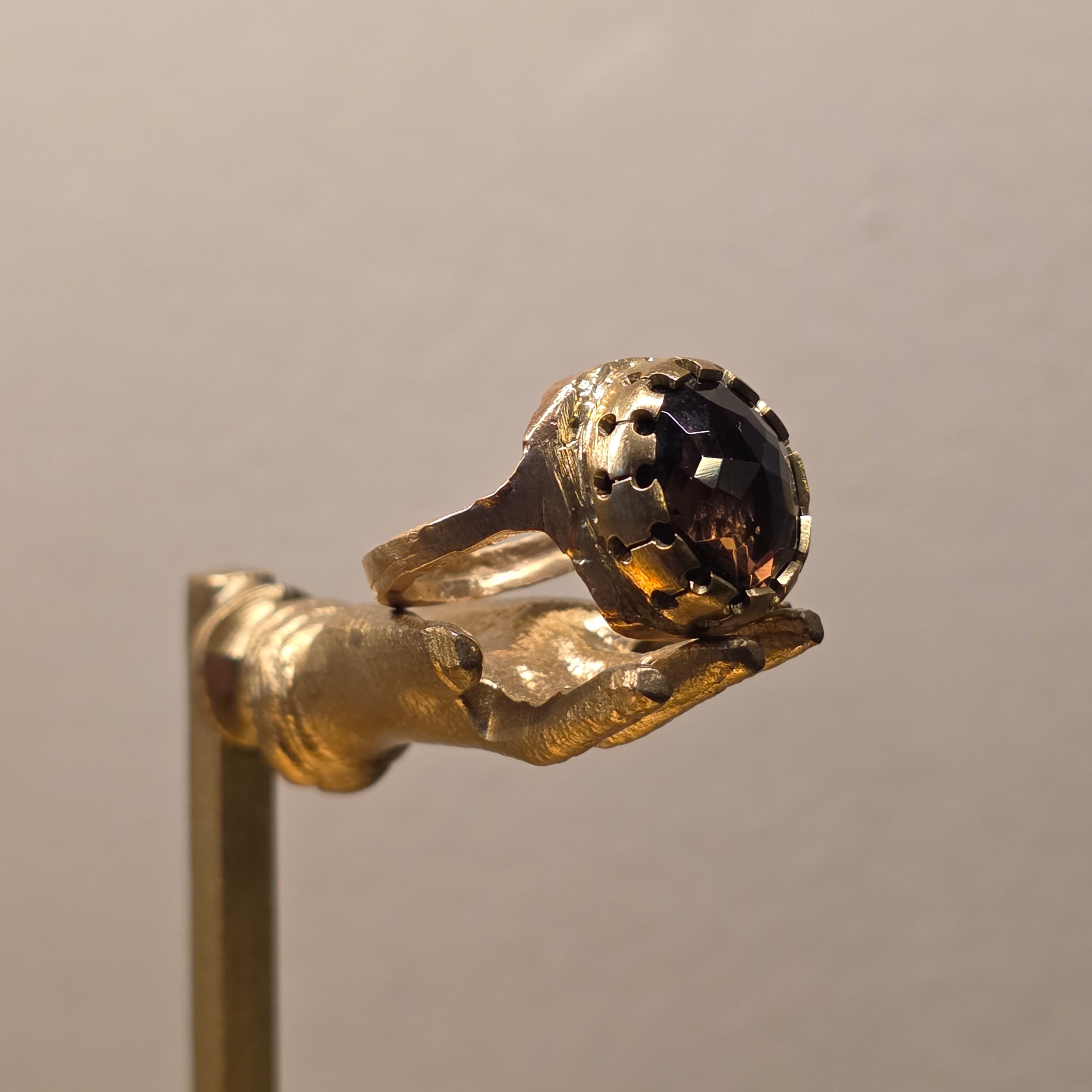 Anello in bronzo giallo e quarzo fumè.