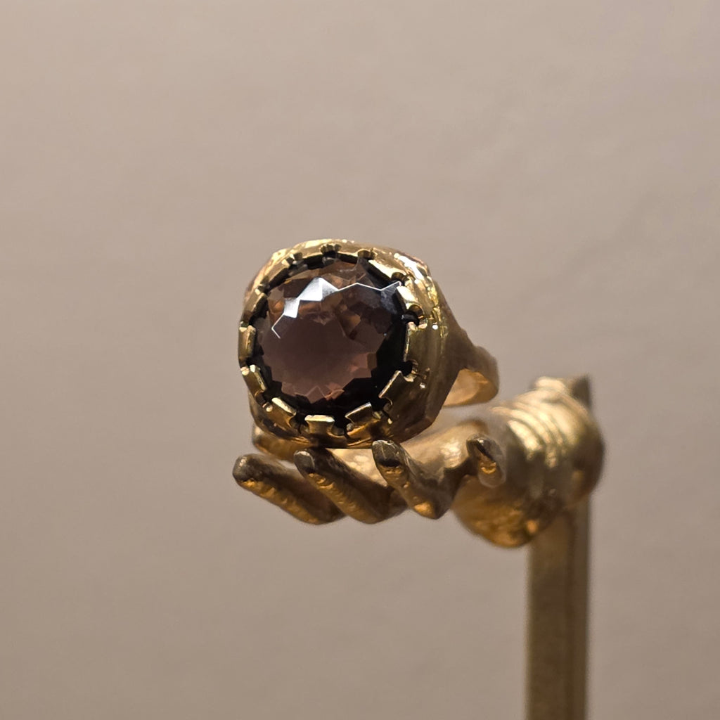 Anello in bronzo giallo e quarzo fumè.