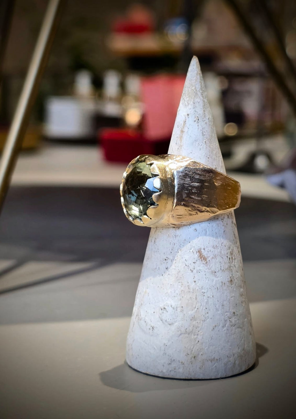 Anello "Light" in bronzo giallo con ametista verde