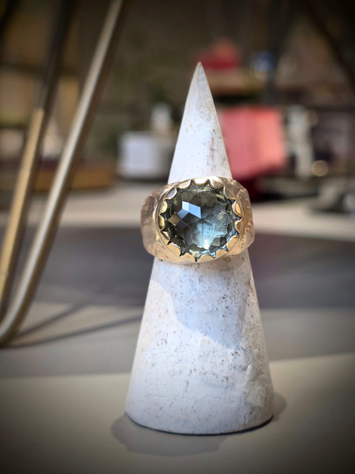 Anello "Light" in bronzo giallo con ametista verde