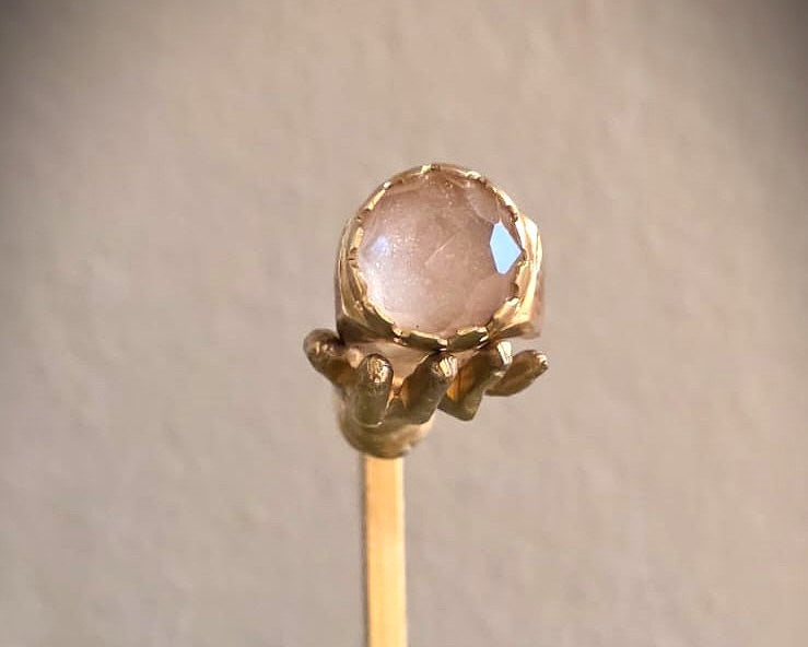Anello in bronzo giallo e quarzo rosa